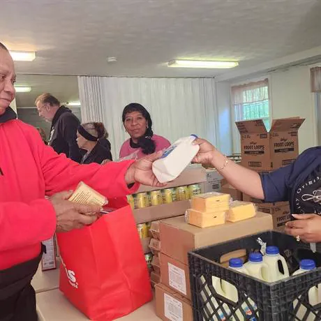 Alpha & Omega Community Center — comunidad 2