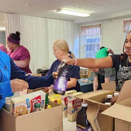 Alpha & Omega Community Center — voluntarios cajas